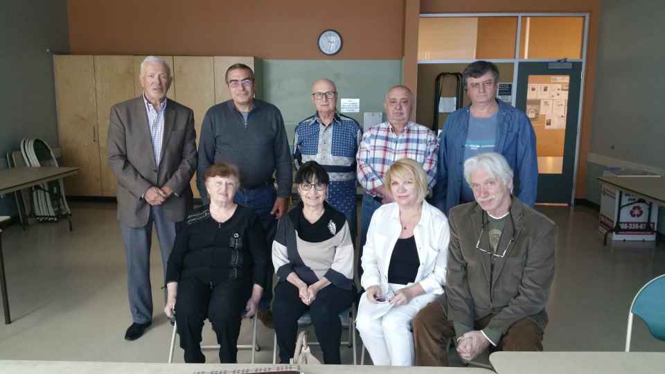 Совет землячества: в первом ряду (слева направо): Лариса Тамашпольская (секретарь Совета), Соня Покутинская (член редколлегии возрождаемой газеты «Одесский маяк»), Людмила Грин (вице-президент землячества), Эдуард Гофф (член Совета , фотограф); во втором ряду (слева направо): Борис Юделевич (президент землячества), Игорь Гончаров (член Совета), Виталий Глазер (член Совета), Илья Гонтарь (вице президент, редактор газеты "Одесский маяк"), Сергей Олгенликх (член Совета, SMM-специалист, веб-мастер).