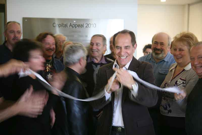 Гарри Волк перерезает ленточку – открыт филиал в Сиднее